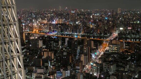 4K东京天空树城市景观与各种建筑摩天大楼和交通十字路口在夜间高峰时间在东京日本日本文化和交通理念