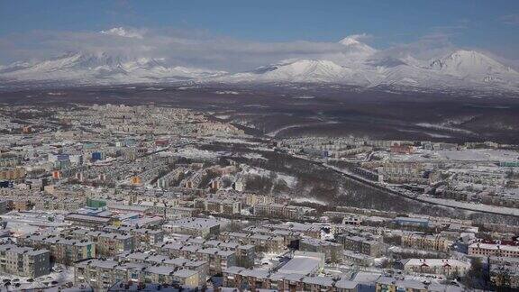 冬季俯瞰彼得罗巴甫洛夫斯克堪察茨基市的背景活火山