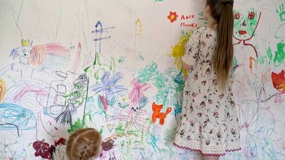 小孩子在房间墙上画画
