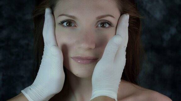 一个女人摆姿势的4k照片-医生在手术前检查她的脸