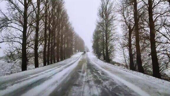 大雪的天气里在高速公路上开车