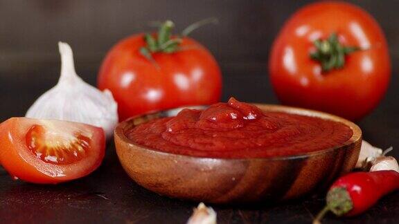 番茄酱与香料在盘中缓慢旋转