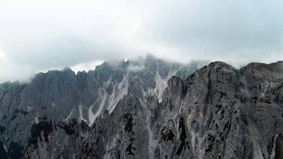 意大利白云石云层中的山峰视频