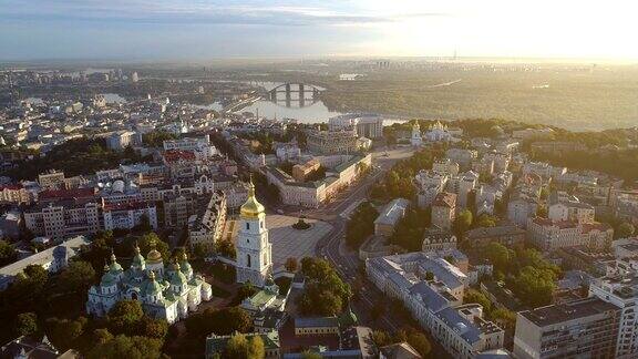 晨光中的基辅市中心乌克兰基辅的第尼普罗河和索菲亚大教堂空中无人机拍摄4kUHD