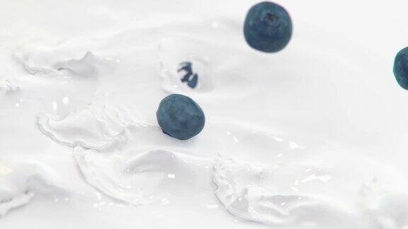4K超级慢动作的《蓝莓落入牛奶》