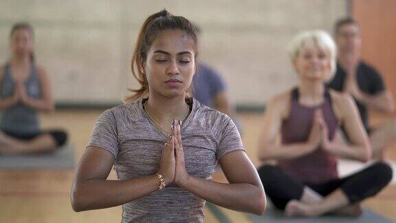 瑜伽课祈祷姿势
