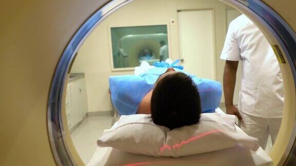 印度技术人员正在为病人做头部核磁共振检查