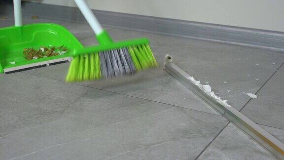 塑料扫帚扫地板上的垃圾清洁服务家居套装