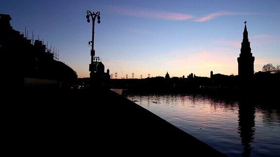 克里姆林宫附近的河堤(夜间)俄罗斯莫斯科最受欢迎的景色