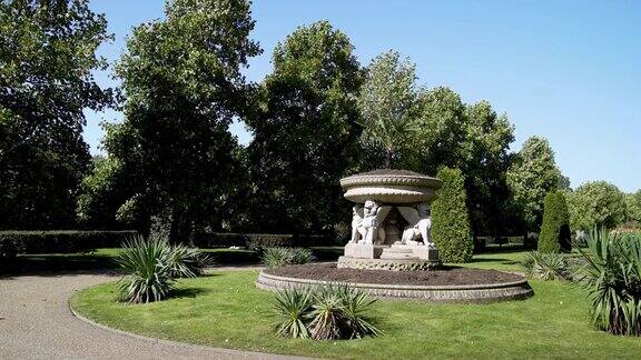 格里芬·塔扎(狮瓶)在伦敦摄政公园大道花园