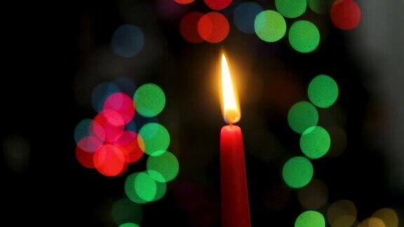 红烛在黑暗的背景圣诞蜡烛在散景灯的背景圣诞晚上新年圣诞节彩色圆圈散景特写