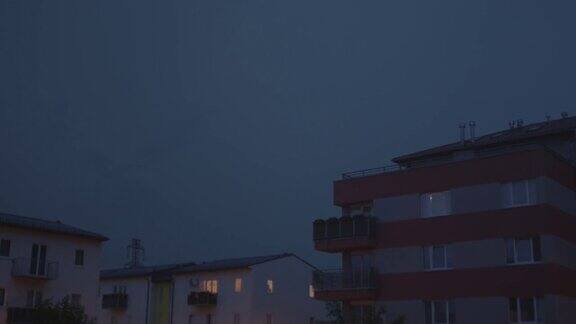 雷暴在城市闪电在房子上方的天空中闪烁多雨的天气