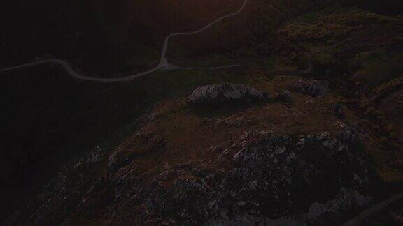无人机拍摄的日落时分的山景