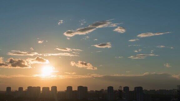 城市的日落在睡觉的地方日落