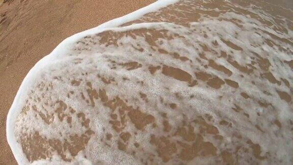 沙滩上的海字会把海水冲走