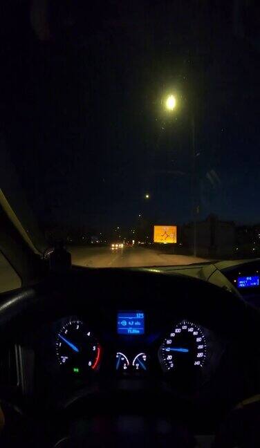 夜间驾驶-视频4k的汽车驾驶在一个开放的道路上的夜晚从司机的角度与gopro相机拍摄