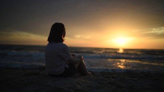 小女孩在海滩上欣赏日落