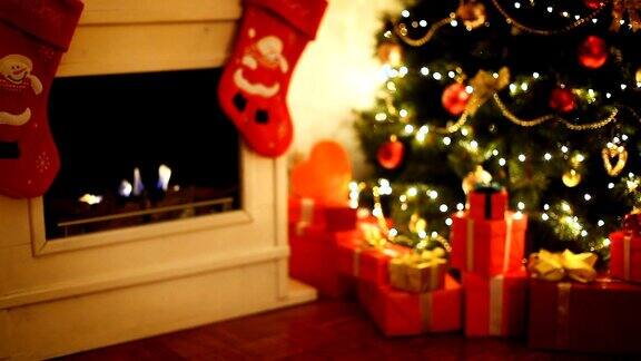 壁炉旁的圣诞树