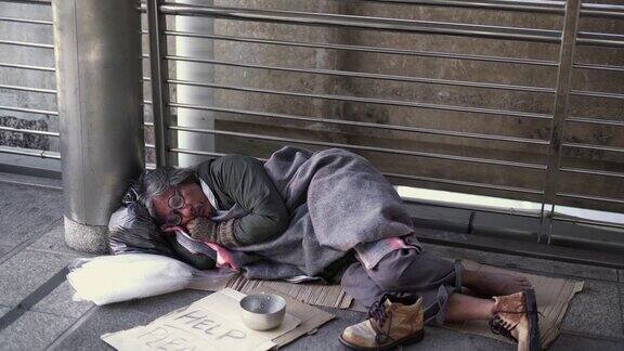 倾斜:无家可归者睡在人行道上