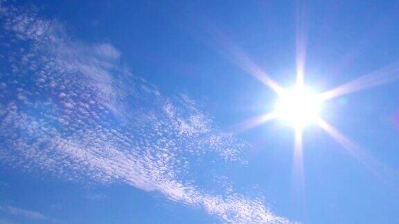 蓝天里的卷积云和太阳