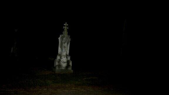 夜pan穿过墓地墓地