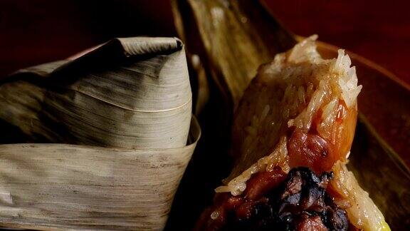 “粽子”或“bakang”“bacang”是由糯米制成的中国传统食物