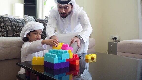 一个阿拉伯人在家里和儿子玩