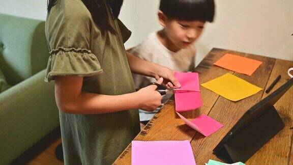 孩子们通过学习如何用平板制作纸工艺品