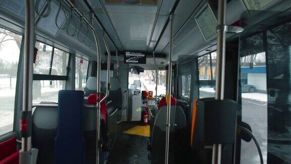 在阴天的城市里一辆空巴士在行驶沿路线行驶的公共交通