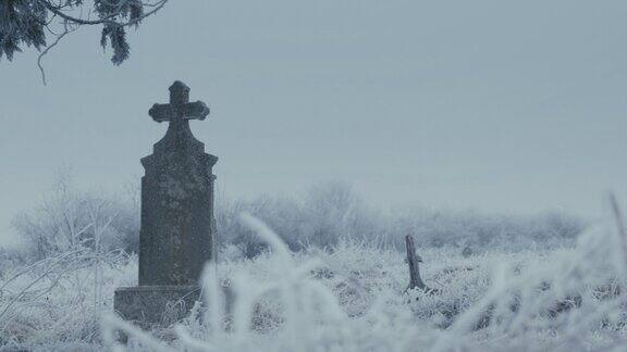 冬天墓地里的老石十字架