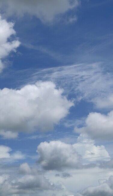 蓝天与蓬松的云时间在一个阳光灿烂的日子垂直视频4k镜头