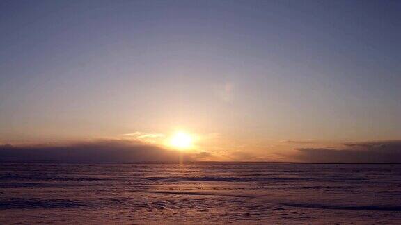 延时美丽的日落在北极阿拉斯加冬天
