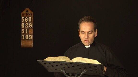 牧师牧师阅读圣经-高清和PAL