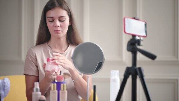 美容博主正在录制一段化妆品概述的视频