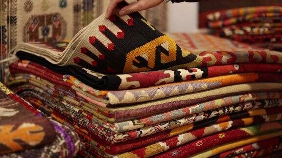 彩色编织地毯波斯地毯伊斯坦布尔大巴扎出售的传统地毯土耳其和阿拉伯地毯大巴扎的地毯和地毯土耳其地毯和地毯编织人们检查地毯人们选择地毯人手触摸地毯