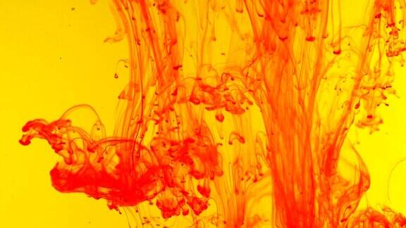 墨水在水里黄色上的红色颜料与水发生反应形成抽象的云可以用作过渡添加到现代垃圾项目艺术背景创造性扭曲