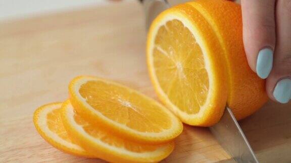 切柠檬和橙子准备夏季水果鸡尾酒