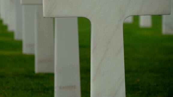 仔细观察诺曼底公墓的整个十字架