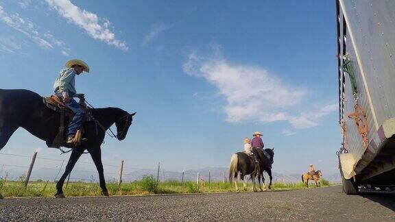 一家人在乡村路上骑马