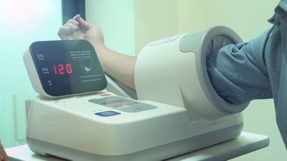 女医生为男病人测量血压