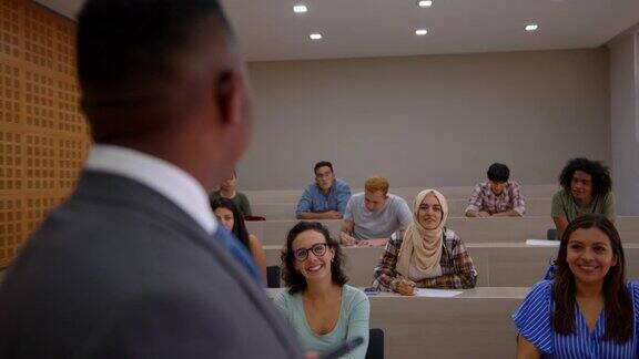 一名穆斯林大学生在课堂上举手向老师提问大家都很开心地听着