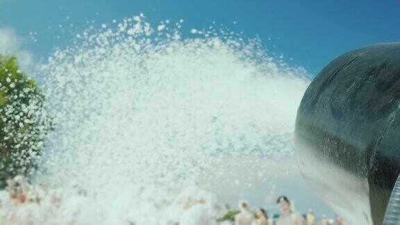 枪响后一股泡沫涌向成群的游客海滩上的泡沫派对