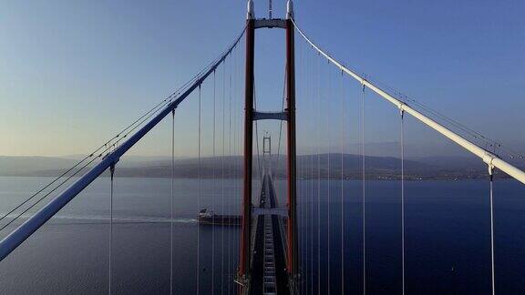 吊桥上船只过桥的景象社交媒体的垂直视频