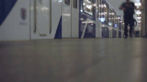 现代地铁列车到站和发车间隔拍摄人们在地下等待车厢的到来乘客下车登上一辆长途汽车公共交通