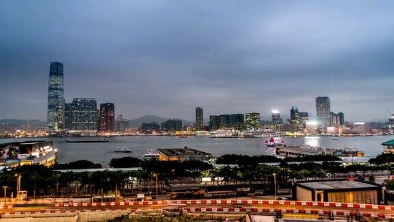 中国香港2014年11月12日:中国香港维多利亚湾海港附近的交通和建筑的夜景