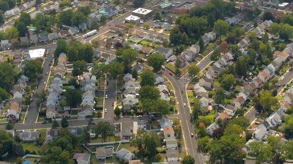 图片:阳光明媚的夏日豪华郊区小镇繁忙街道上的交通状况