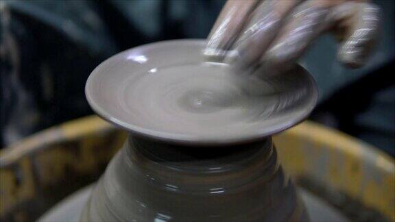 陶工在陶轮上制作陶罐
