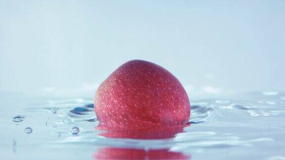 一个苹果掉进水里的慢镜头