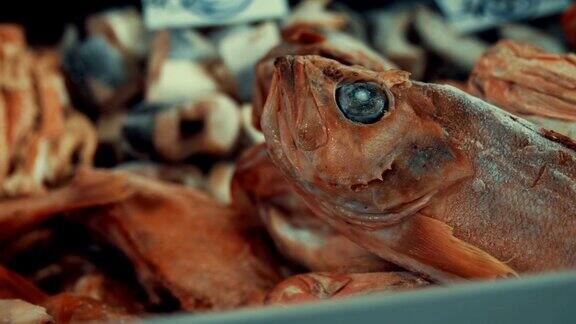 海鲜市场的海鱼特写