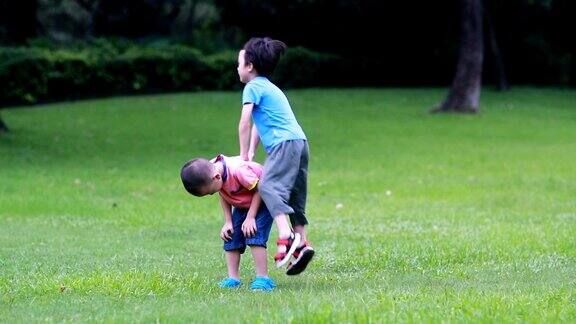 可爱的孩子们在公园里玩耍高清慢镜头